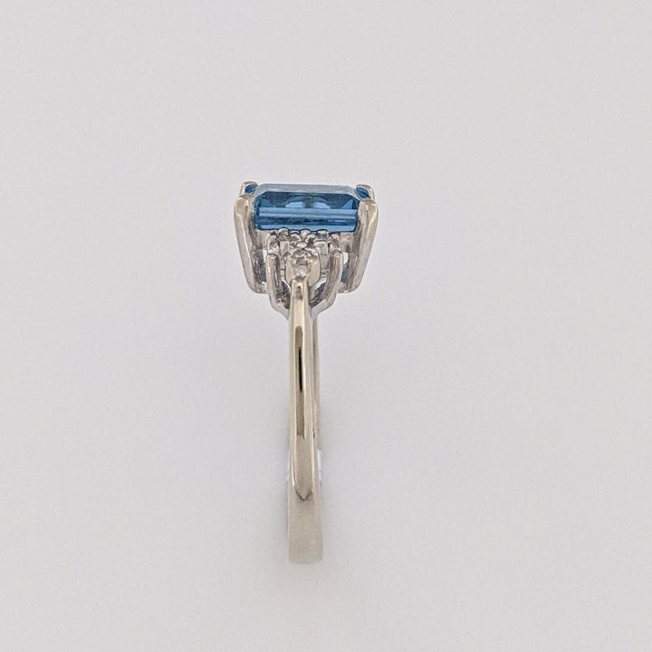 10K WHITE BLUE TOPAZ EMERALD CUT 6X8 WITH (6) MELEE ESTATE RING 2.6 GRAMS