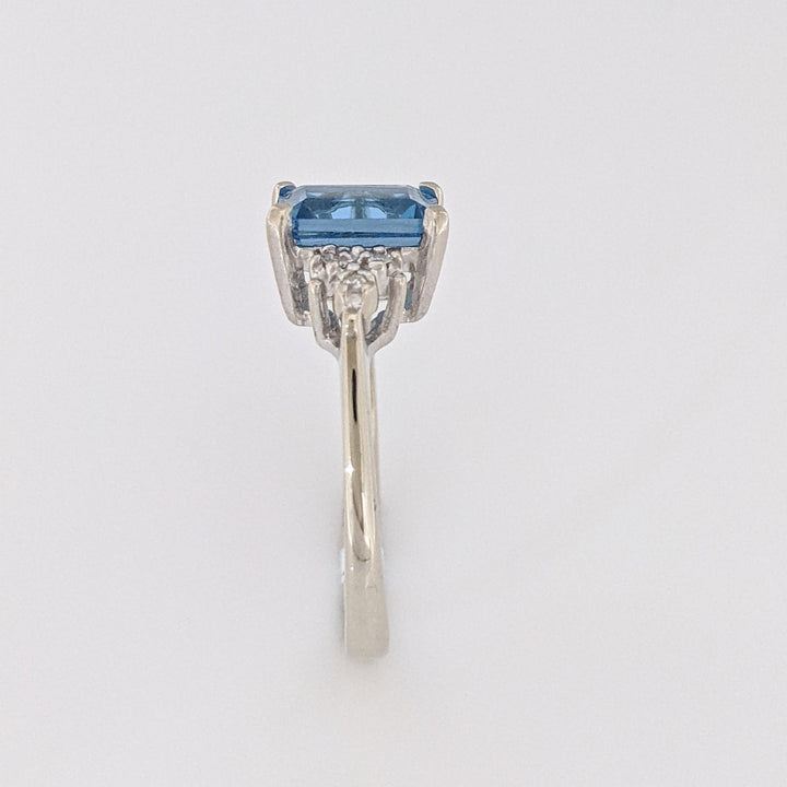 10K WHITE BLUE TOPAZ EMERALD CUT 6X8 WITH (6) MELEE ESTATE RING 2.6 GRAMS