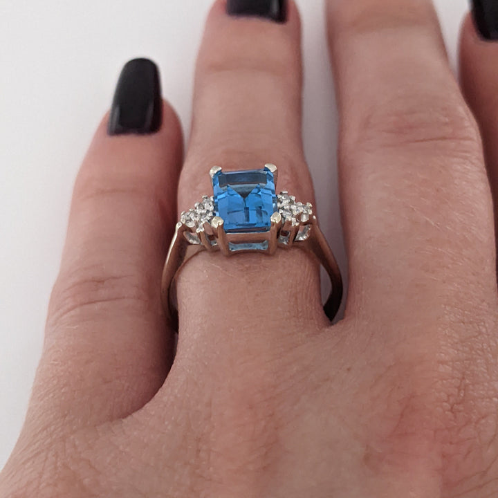 10K WHITE BLUE TOPAZ EMERALD CUT 6X8 WITH (6) MELEE ESTATE RING 2.6 GRAMS