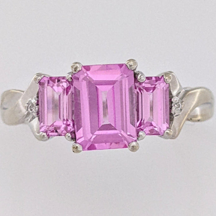 10K WHITE PINK STONE EMERALD CUT (3) WITH (2) MELEE ESTATE RING 2.2 GRAMS