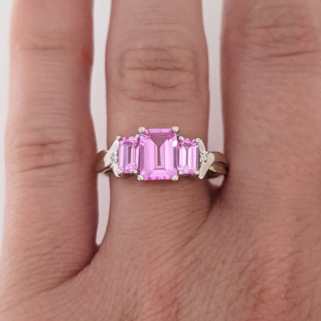 10K WHITE PINK STONE EMERALD CUT (3) WITH (2) MELEE ESTATE RING 2.2 GRAMS