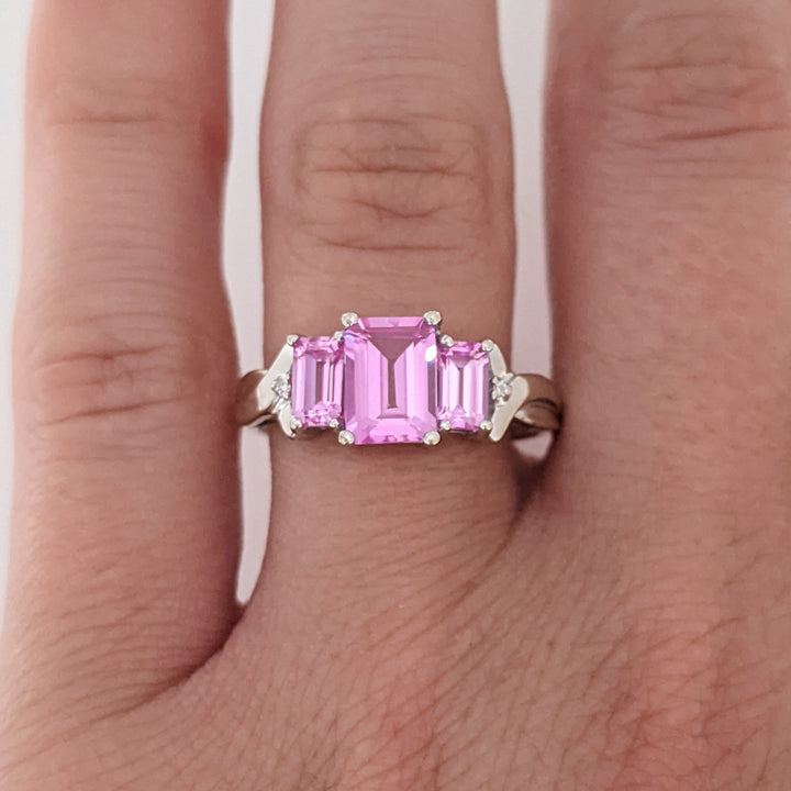 10K WHITE PINK STONE EMERALD CUT (3) WITH (2) MELEE ESTATE RING 2.2 GRAMS