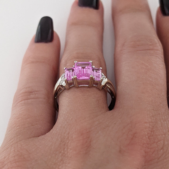 10K WHITE PINK STONE EMERALD CUT (3) WITH (2) MELEE ESTATE RING 2.2 GRAMS