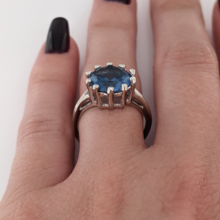 10K WHITE LONDON BLUE TOPAZ ROUND 10MM MULTI-PRONG ESTATE RING 3.2 GRAMS