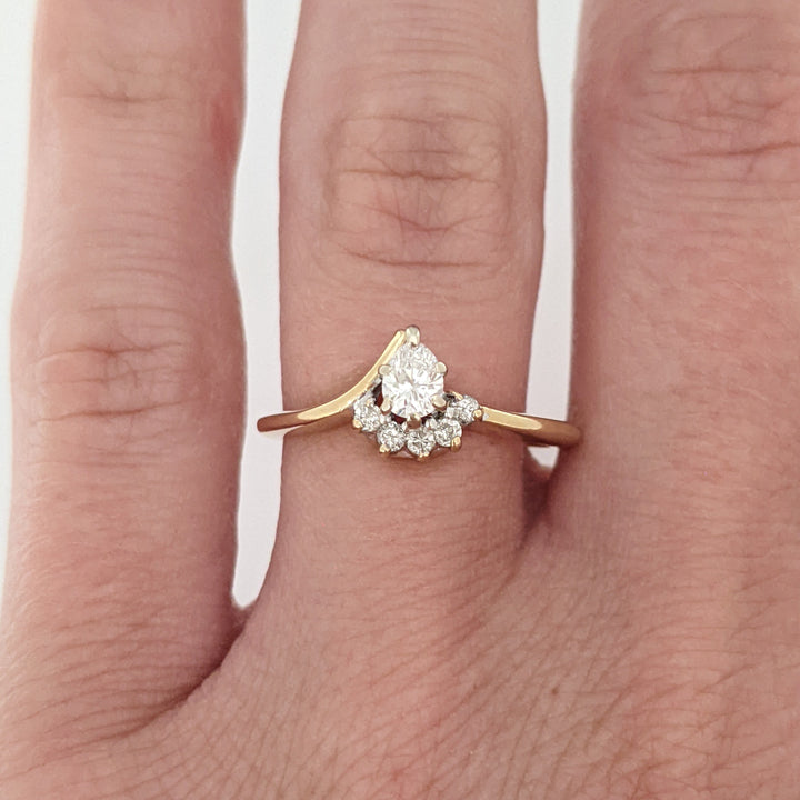14K .22 CARAT TOTAL WEIGHT SI2 G DIAMOND PEAR WITH (4) ROUND MELEE ESTATE RING 2.0 GRAMS