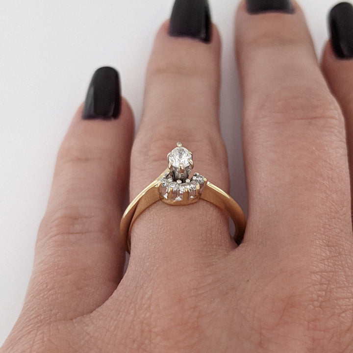 14K .22 CARAT TOTAL WEIGHT SI2 G DIAMOND PEAR WITH (4) ROUND MELEE ESTATE RING 2.0 GRAMS