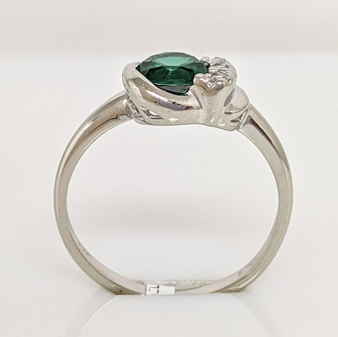 10K WHITE GREEN STONE ROUND 6MM WITH (3) CUBIC ZIRCONIA ESTATE RING 1.8 GRAMS