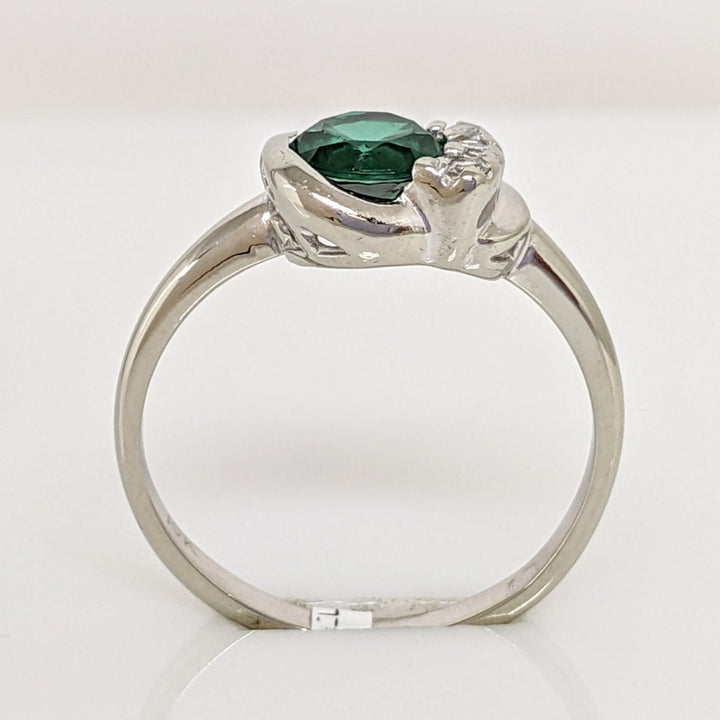 10K WHITE GREEN STONE ROUND 6MM WITH (3) CUBIC ZIRCONIA ESTATE RING 1.8 GRAMS