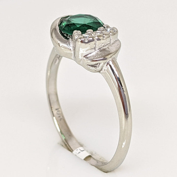 10K WHITE GREEN STONE ROUND 6MM WITH (3) CUBIC ZIRCONIA ESTATE RING 1.8 GRAMS