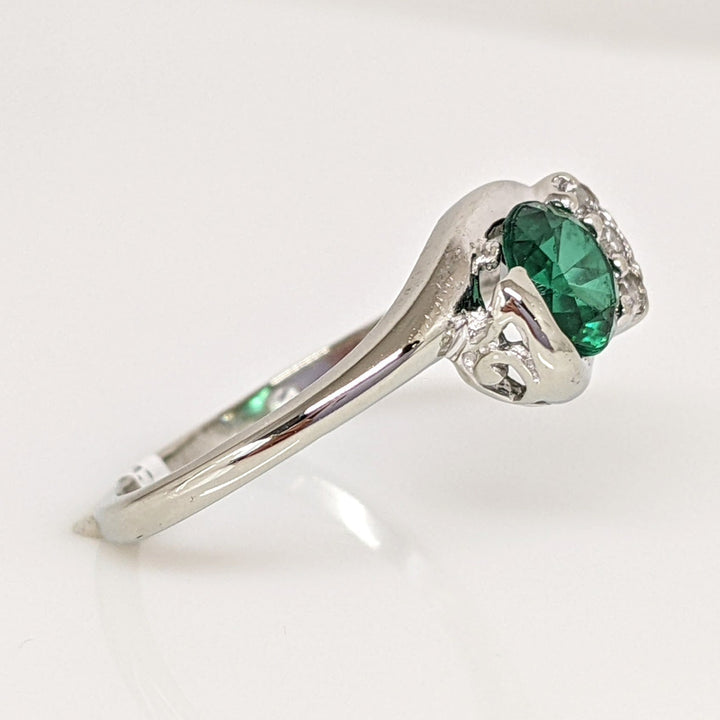 10K WHITE GREEN STONE ROUND 6MM WITH (3) CUBIC ZIRCONIA ESTATE RING 1.8 GRAMS