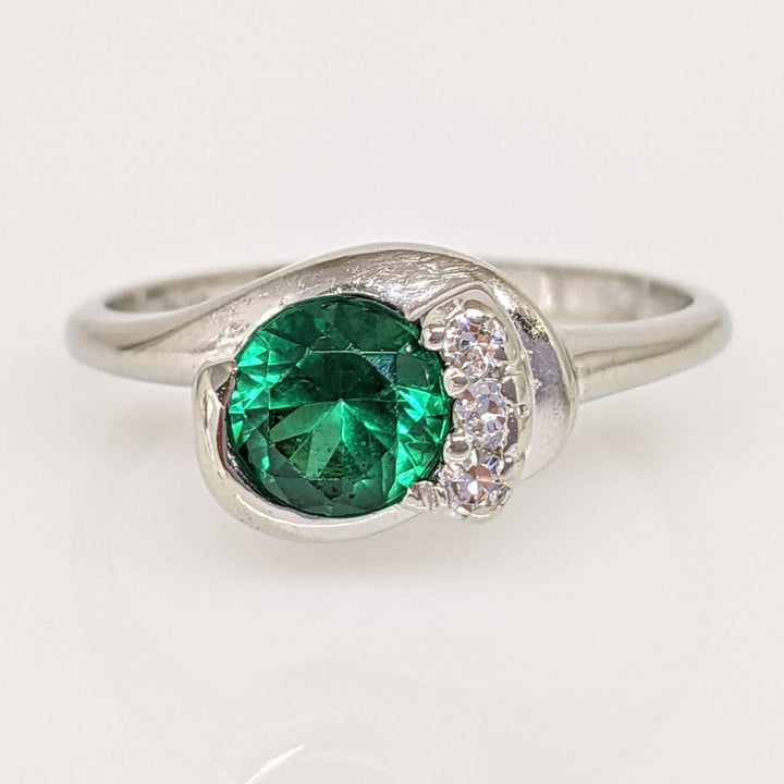 10K WHITE GREEN STONE ROUND 6MM WITH (3) CUBIC ZIRCONIA ESTATE RING 1.8 GRAMS