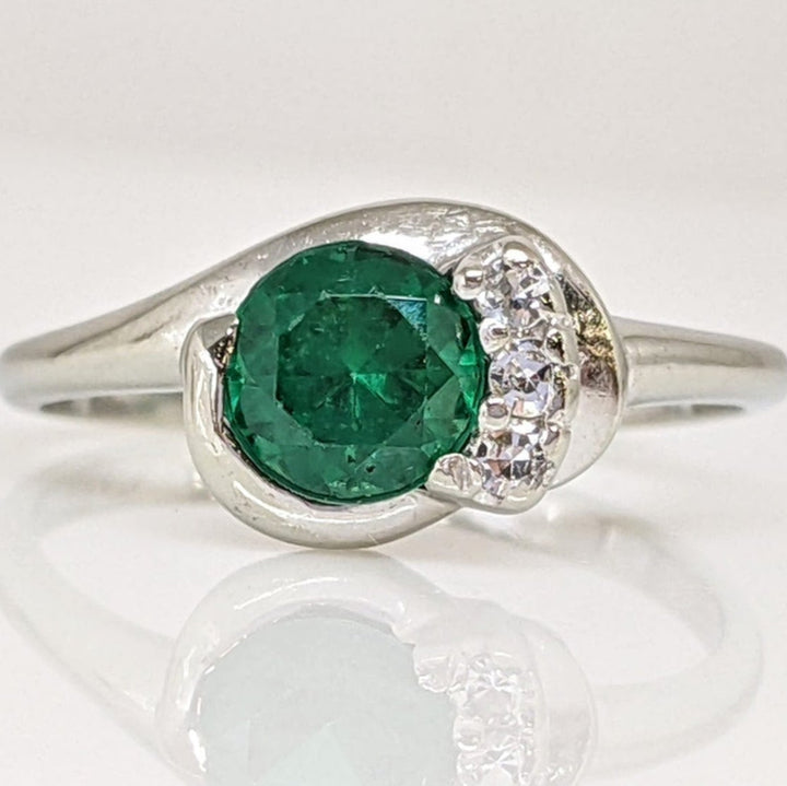 10K WHITE GREEN STONE ROUND 6MM WITH (3) CUBIC ZIRCONIA ESTATE RING 1.8 GRAMS