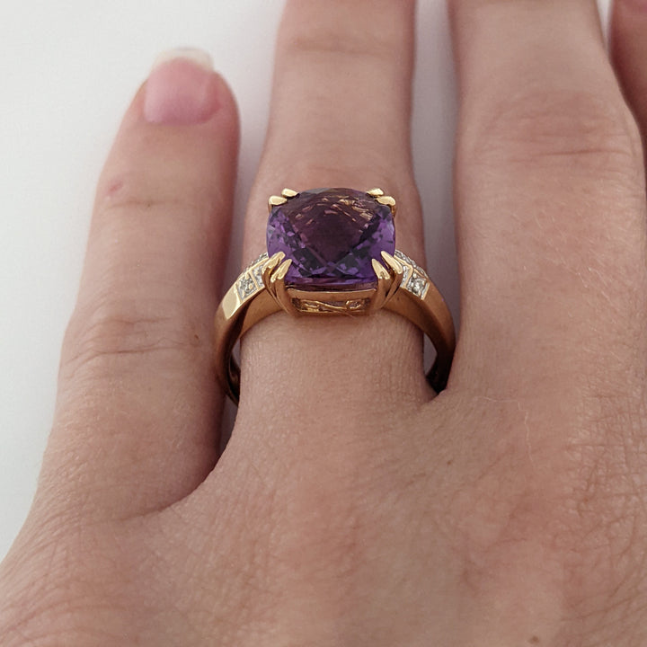 14K AMETHYST CUSHION CUT 10MM WITH (4) MELEE ESTATE RING 4.6 GRAMS