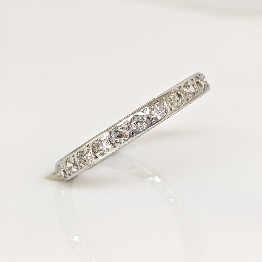 PLATINUM DIAMOND ROUND (23) ESTATE BAND 2.2 GRAMS