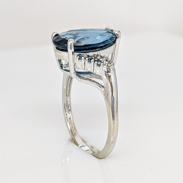 10K WHITE LONDON BLUE TOPAZ WITH (6) BLUE TOPAZ AND (2) WHITE TOPAZ ESTATE RING 3.5 GRAMS