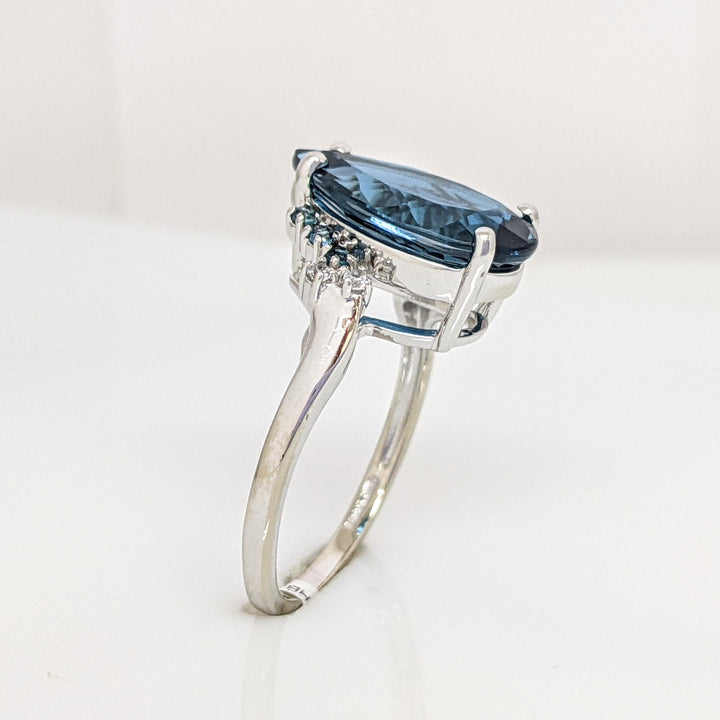 10K WHITE LONDON BLUE TOPAZ WITH (6) BLUE TOPAZ AND (2) WHITE TOPAZ ESTATE RING 3.5 GRAMS