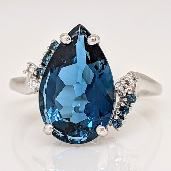 10K WHITE LONDON BLUE TOPAZ WITH (6) BLUE TOPAZ AND (2) WHITE TOPAZ ESTATE RING 3.5 GRAMS