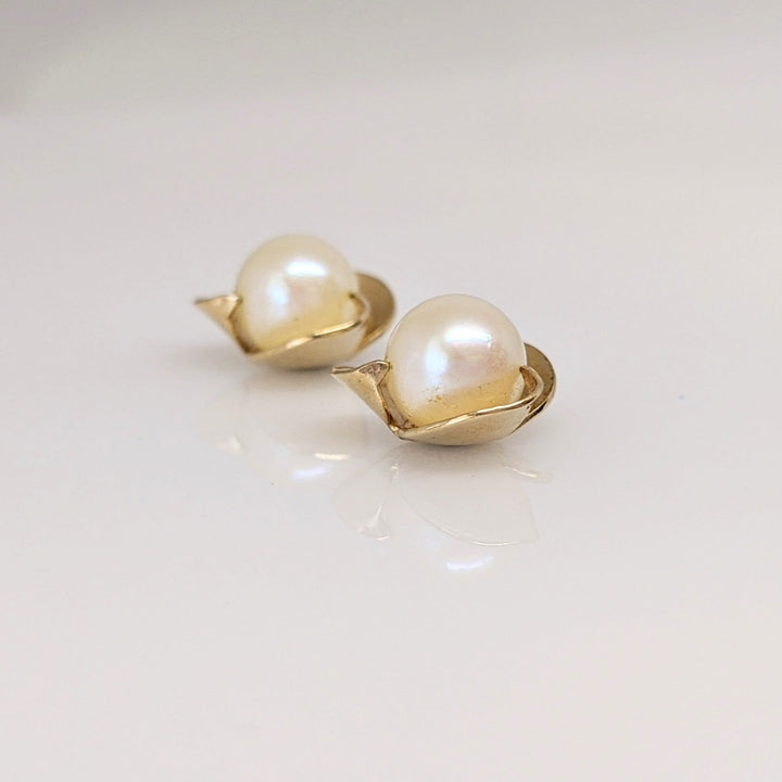14K PEARL ROUND 6MM GOLD PETAL ESTATE STUD EARRINGS 1.4 GRAMS