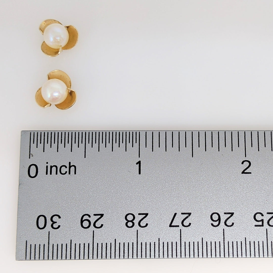 14K PEARL ROUND 6MM GOLD PETAL ESTATE STUD EARRINGS 1.4 GRAMS