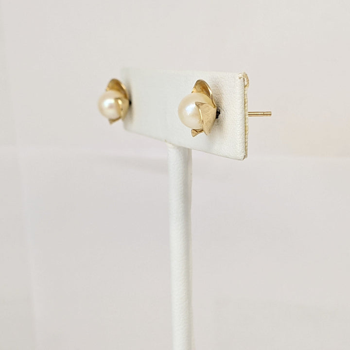 14K PEARL ROUND 6MM GOLD PETAL ESTATE STUD EARRINGS 1.4 GRAMS