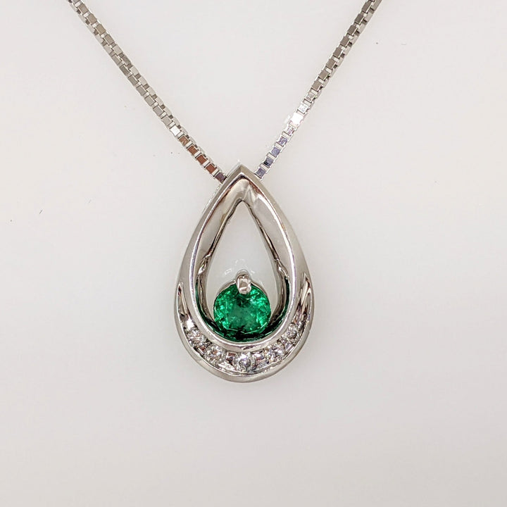 14K WHITE EMERALD ROUND 4MM WITH (5) DIAMOND ROUND OPEN ESTATE PENDANT & CHAIN 3.7 GRAMS