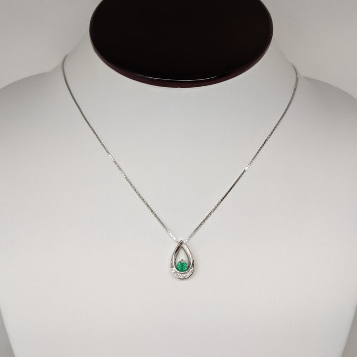 14K WHITE EMERALD ROUND 4MM WITH (5) DIAMOND ROUND OPEN ESTATE PENDANT & CHAIN 3.7 GRAMS