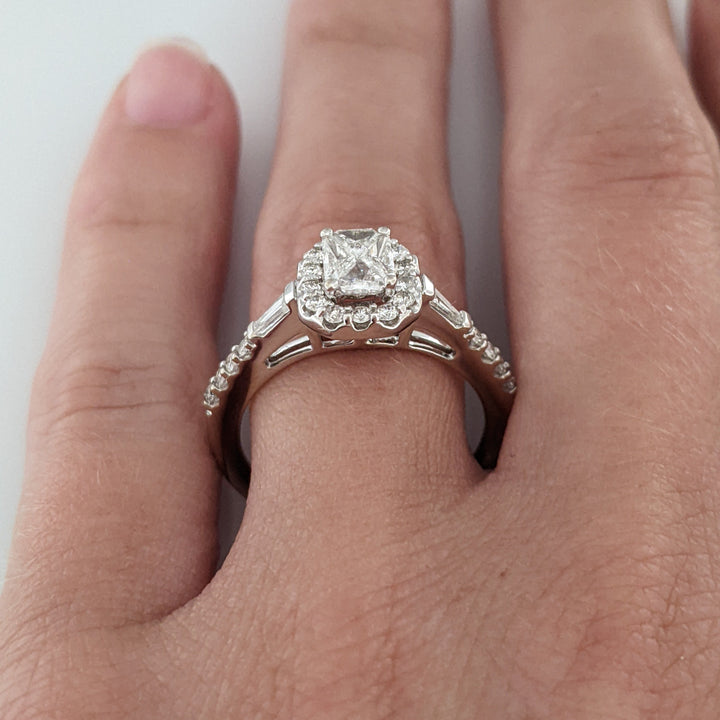 14K WHITE .80 CARAT TOTAL WEIGHT SI1 H-I DIAMOND TRILLION (6) ROUND (22) ESTATE RING 3.6 GRAMS
