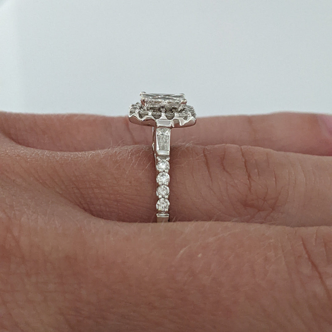 14K WHITE .80 CARAT TOTAL WEIGHT SI1 H-I DIAMOND TRILLION (6) ROUND (22) ESTATE RING 3.6 GRAMS