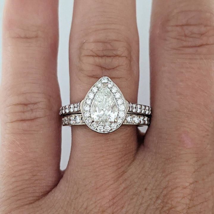 18K WHITE .83 CARAT TOTAL SI2 F DIAMOND PEAR WITH ROUNDS ESTATE RING/ BAND SET