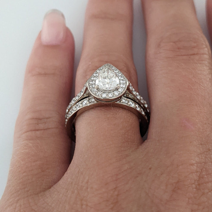 18K WHITE .83 CARAT TOTAL SI2 F DIAMOND PEAR WITH ROUNDS ESTATE RING/ BAND SET