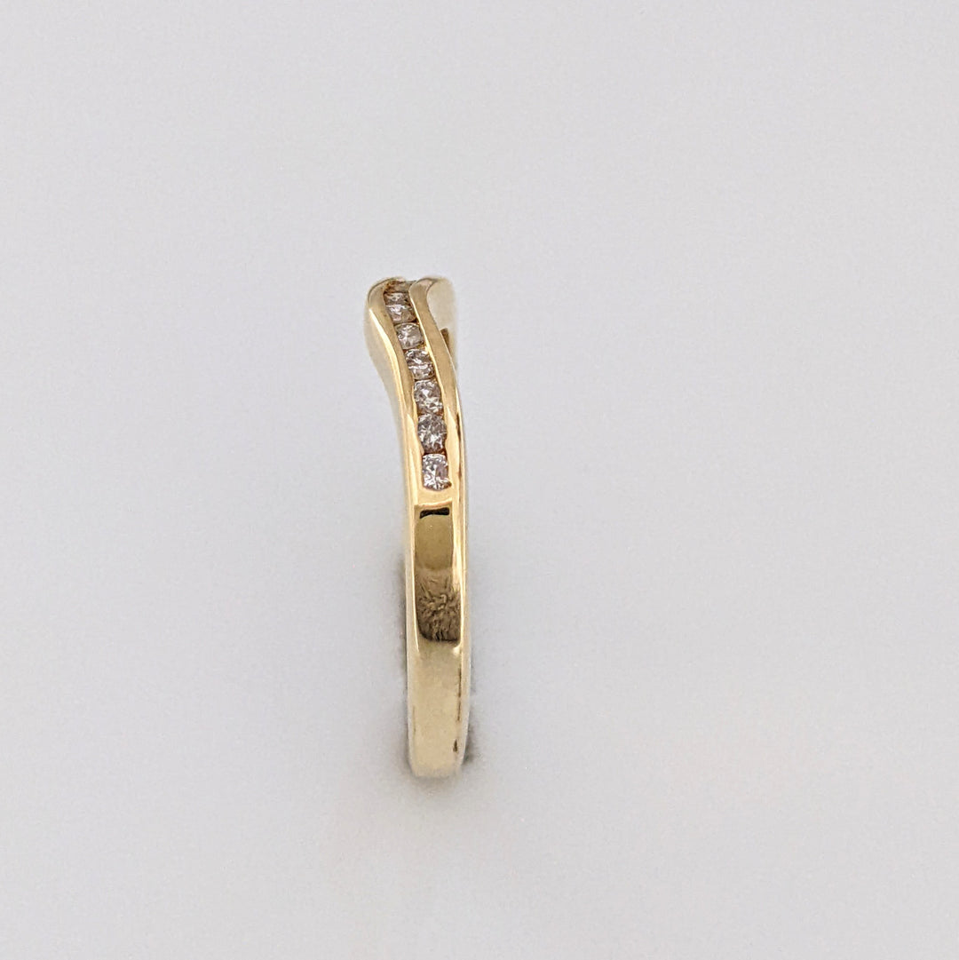 14K .18 CARAT TOTAL WEIGHT I1 I DIAMOND ROUND (12) CURVED CHANNEL SET ESTATE BAND 1.8 GRAMS