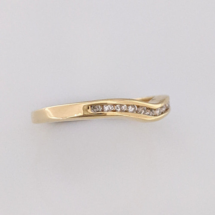 14K .18 CARAT TOTAL WEIGHT I1 I DIAMOND ROUND (12) CURVED CHANNEL SET ESTATE BAND 1.8 GRAMS