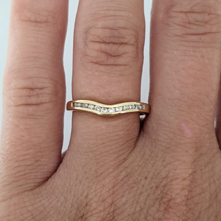 14K .18 CARAT TOTAL WEIGHT I1 I DIAMOND ROUND (12) CURVED CHANNEL SET ESTATE BAND 1.8 GRAMS