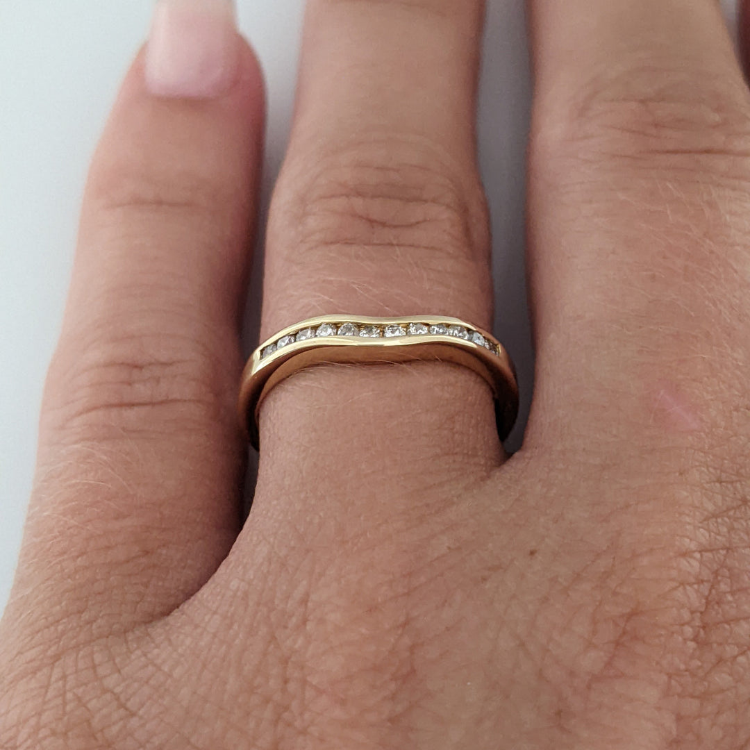 14K .18 CARAT TOTAL WEIGHT I1 I DIAMOND ROUND (12) CURVED CHANNEL SET ESTATE BAND 1.8 GRAMS
