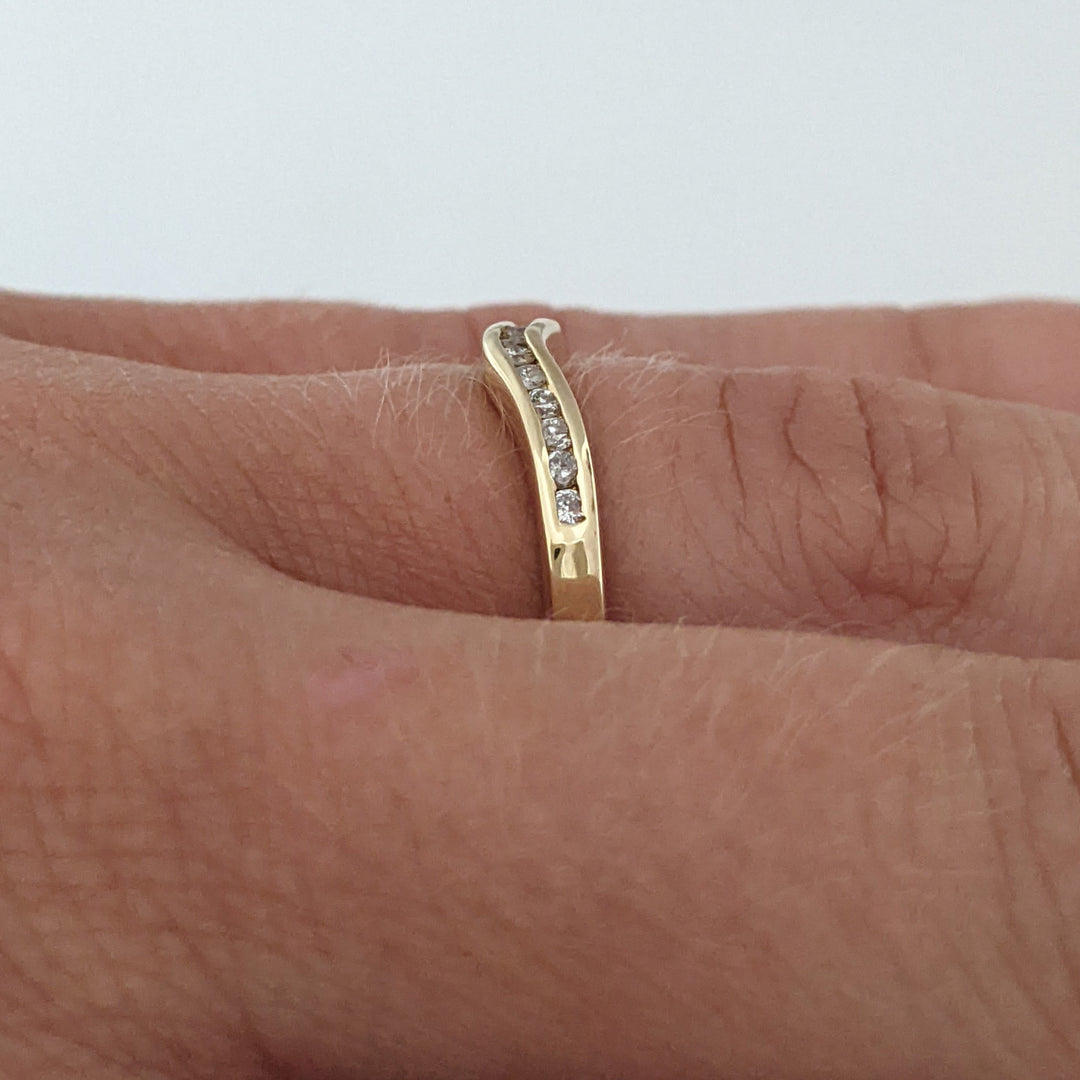 14K .18 CARAT TOTAL WEIGHT I1 I DIAMOND ROUND (12) CURVED CHANNEL SET ESTATE BAND 1.8 GRAMS
