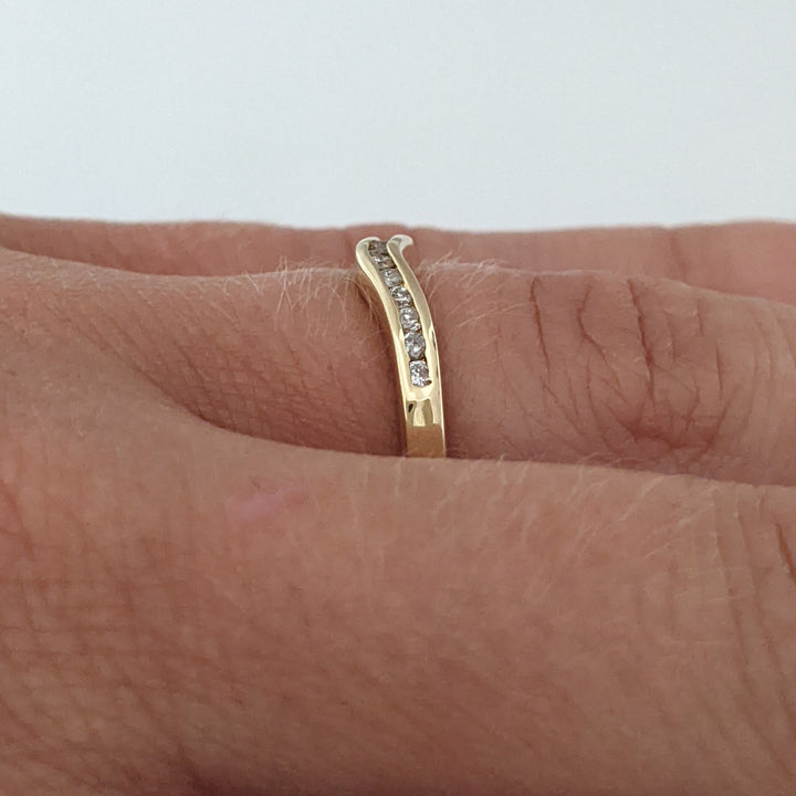 14K .18 CARAT TOTAL WEIGHT I1 I DIAMOND ROUND (12) CURVED CHANNEL SET ESTATE BAND 1.8 GRAMS