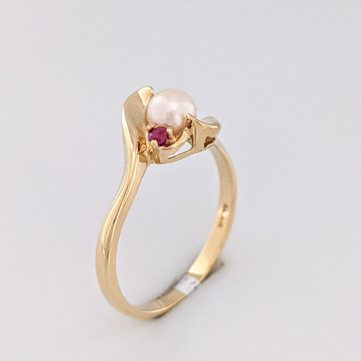 10K PEARL ROUND 5MM WITH (2) RUBY 2MM ESTATE RING 2.7 GRAMS
