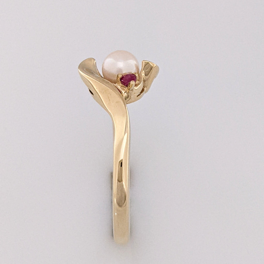 10K PEARL ROUND 5MM WITH (2) RUBY 2MM ESTATE RING 2.7 GRAMS