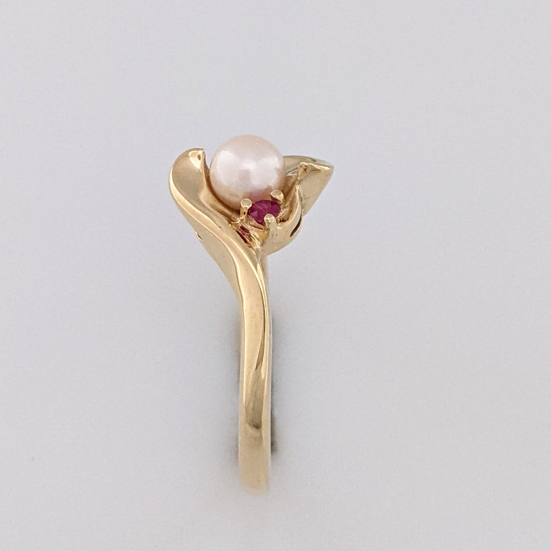 10K PEARL ROUND 5MM WITH (2) RUBY 2MM ESTATE RING 2.7 GRAMS