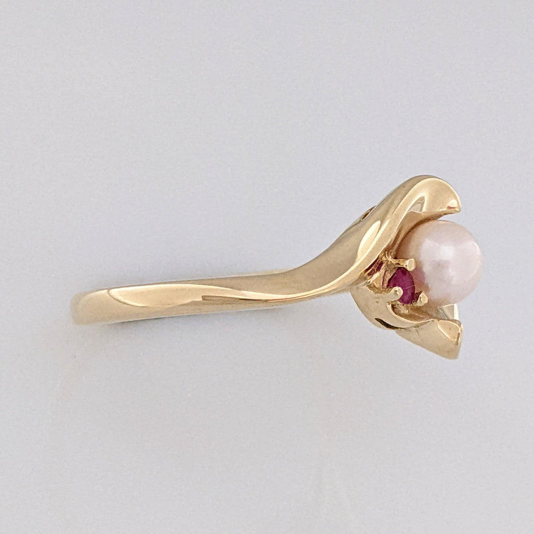10K PEARL ROUND 5MM WITH (2) RUBY 2MM ESTATE RING 2.7 GRAMS