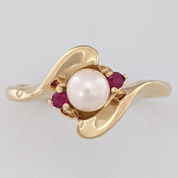 10K PEARL ROUND 5MM WITH (2) RUBY 2MM ESTATE RING 2.7 GRAMS