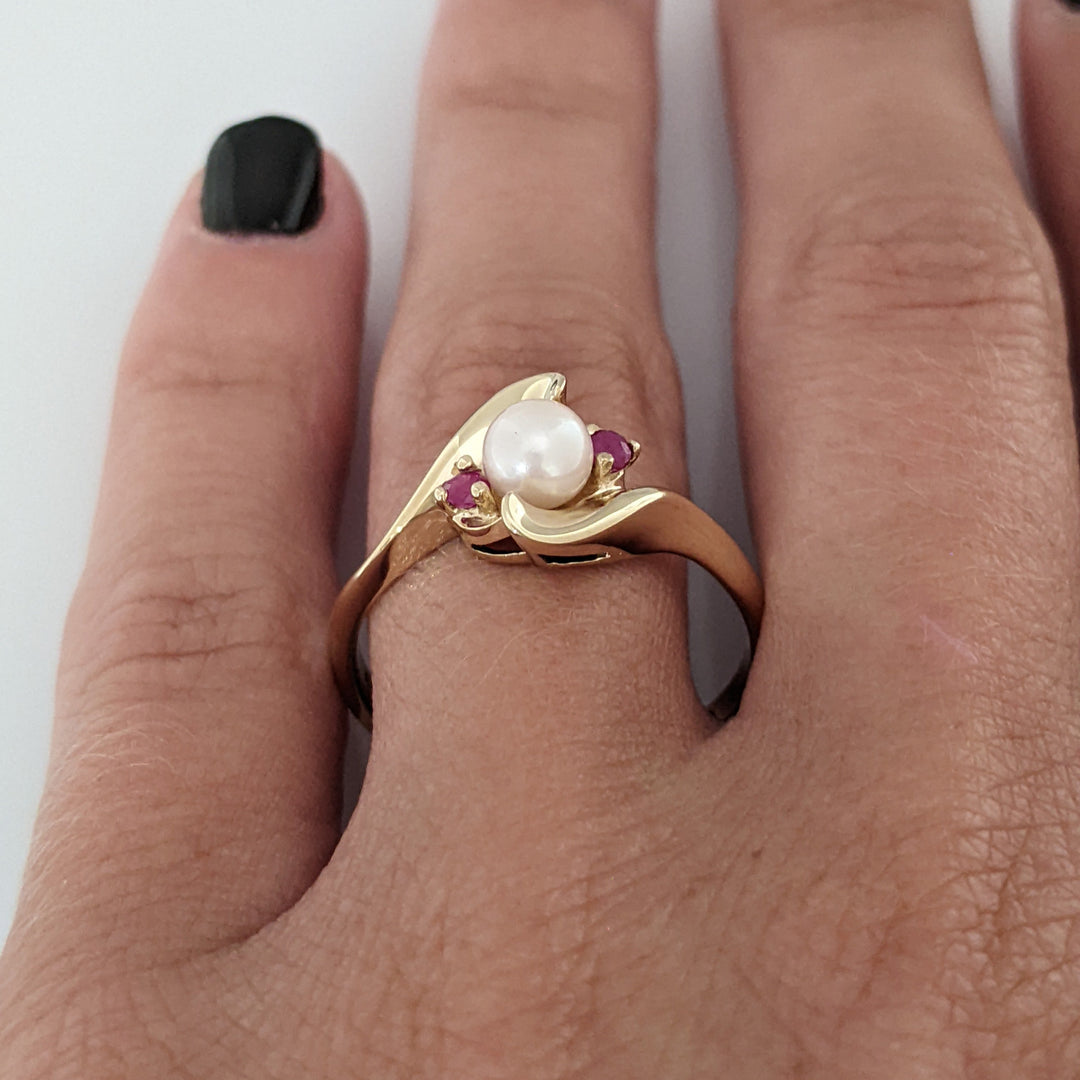 10K PEARL ROUND 5MM WITH (2) RUBY 2MM ESTATE RING 2.7 GRAMS