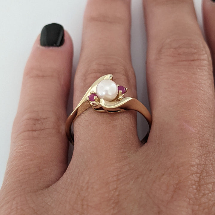 10K PEARL ROUND 5MM WITH (2) RUBY 2MM ESTATE RING 2.7 GRAMS