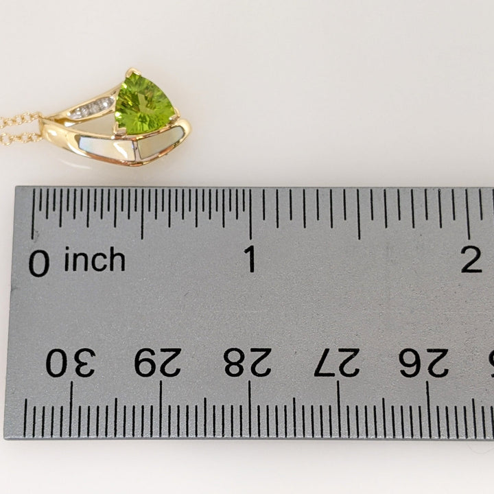 14K PERIDOT TRILLION 8MM WITH MOTHER OF PEARL AND MELEE ESTATE PENDANT & CHAIN 2.9 GRAMS