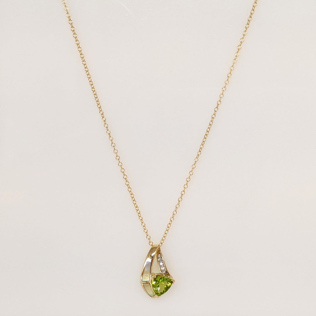 14K PERIDOT TRILLION 8MM WITH MOTHER OF PEARL AND MELEE ESTATE PENDANT & CHAIN 2.9 GRAMS