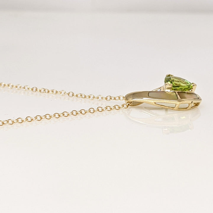 14K PERIDOT TRILLION 8MM WITH MOTHER OF PEARL AND MELEE ESTATE PENDANT & CHAIN 2.9 GRAMS
