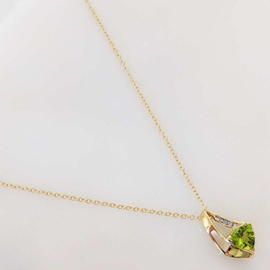 14K PERIDOT TRILLION 8MM WITH MOTHER OF PEARL AND MELEE ESTATE PENDANT & CHAIN 2.9 GRAMS