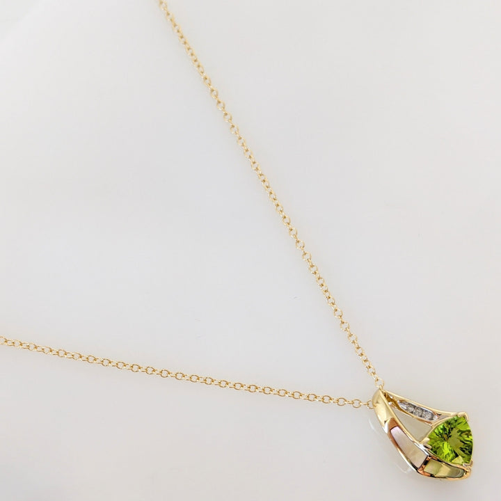 14K PERIDOT TRILLION 8MM WITH MOTHER OF PEARL AND MELEE ESTATE PENDANT & CHAIN 2.9 GRAMS