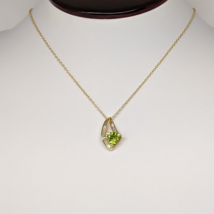 14K PERIDOT TRILLION 8MM WITH MOTHER OF PEARL AND MELEE ESTATE PENDANT & CHAIN 2.9 GRAMS