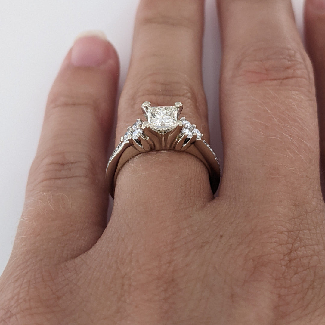 14K WHITE .72 CARAT TOTAL WEIGHT SI2-I1 H DIAMOND PRINCESS CUT (1) ROUND ESTATE RING 3.2 GRAMS